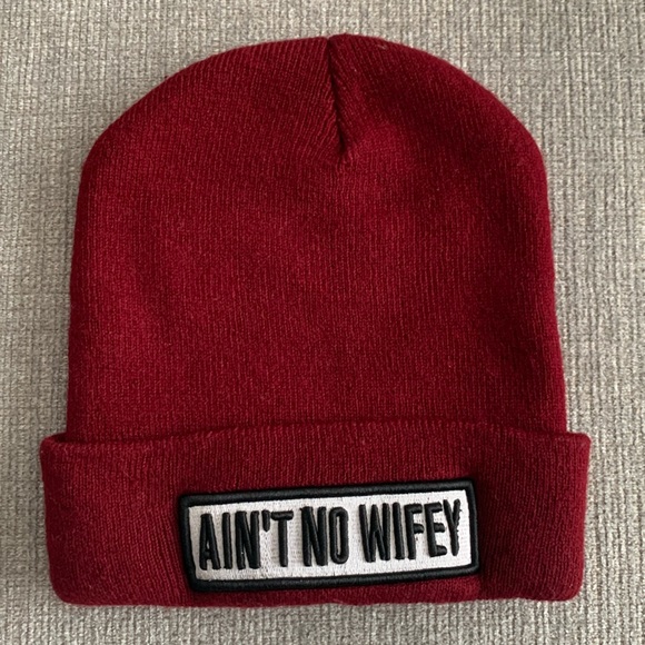 AIN’T NO WIFEY 🔴 BURGUNDY TUQUE/HAT - Picture 1 of 2